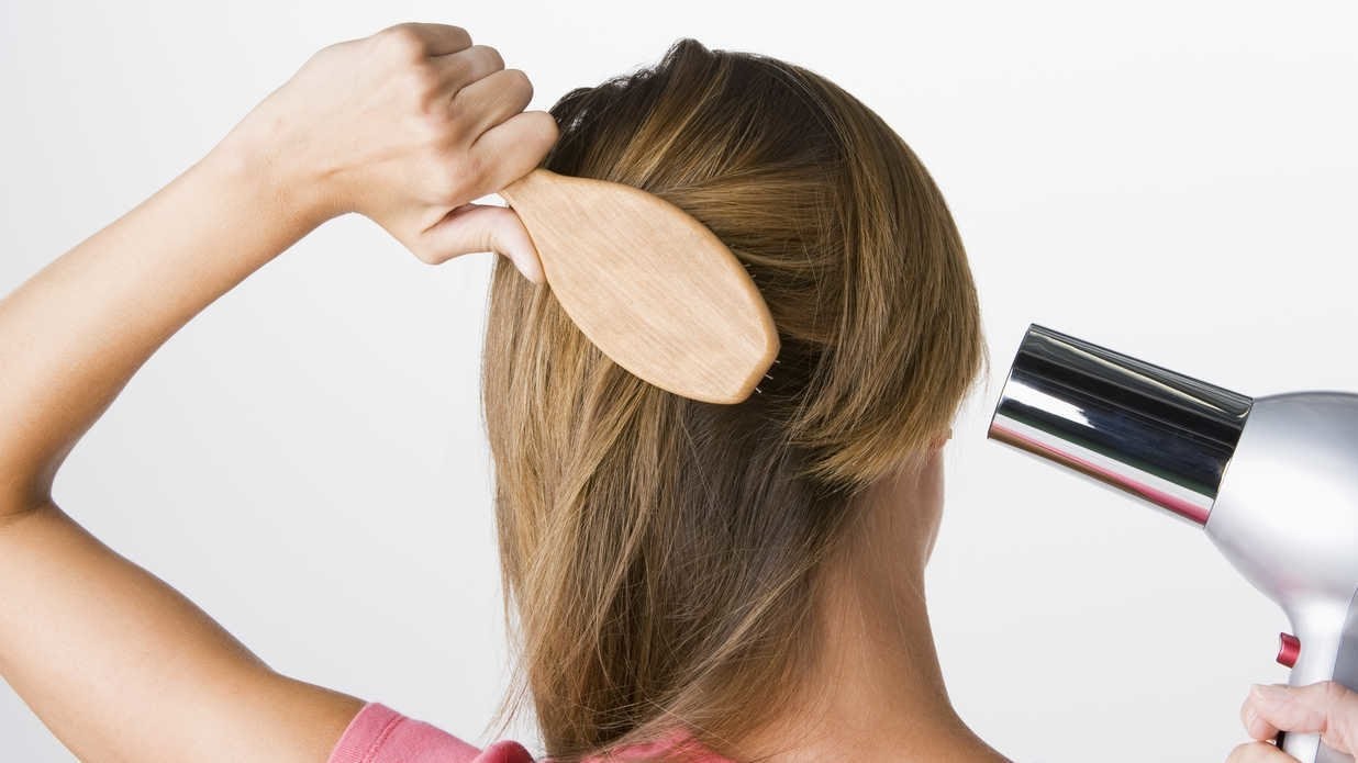 Hơi nóng của máy sấy khiến tóc mất nước và hư tổn nghiêm trọng hơn